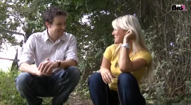 ~ANAL-EXTREM~Hatte mich mit nem User in Berlin verabredet,der mich versetzte!Nun saß ich ganz allein da.Ein geiler Typ sprach mich an und bot sich an mir Berlin zu zeigen.Vorher durfte er mir erstmal etwas anderes zeigen!Man hatte der einen RIESENSCHWANZ!Berlin kann warten dachte ich...Er fickt mit seinem großen Prügel ordentlich meine enge Muschi durch,dass ich mich kaum noch zusammenreissen konnte!Diese PRACHTLATTE wollte ich unbedingt in meinem Arsch spüren.Es war der Hammer!Ich ritt das Teil ordentlich anal ab bis ich plötzlich merkte das er mir seine Soße in den Arsch spritzte.So eine Drecksau...aber ein geiles Gefühl Sperma im Arsch zu haben...