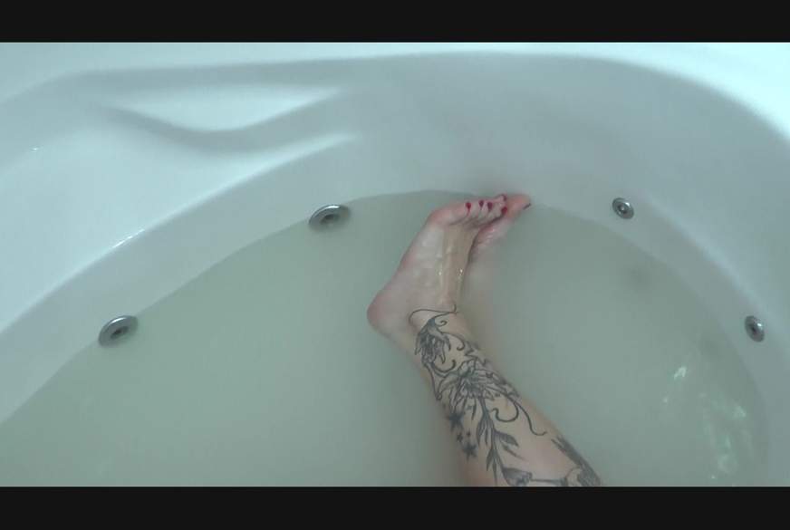 Evi-Sky: Beim Baden vom Nachbarn überrascht