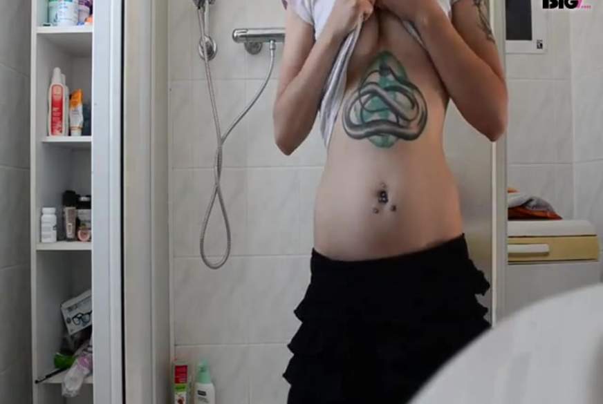 kittyc**t: kleine Stripspiele unter der Dusche