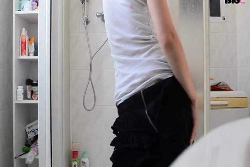 kittyc**t: kleine Stripspiele unter der Dusche