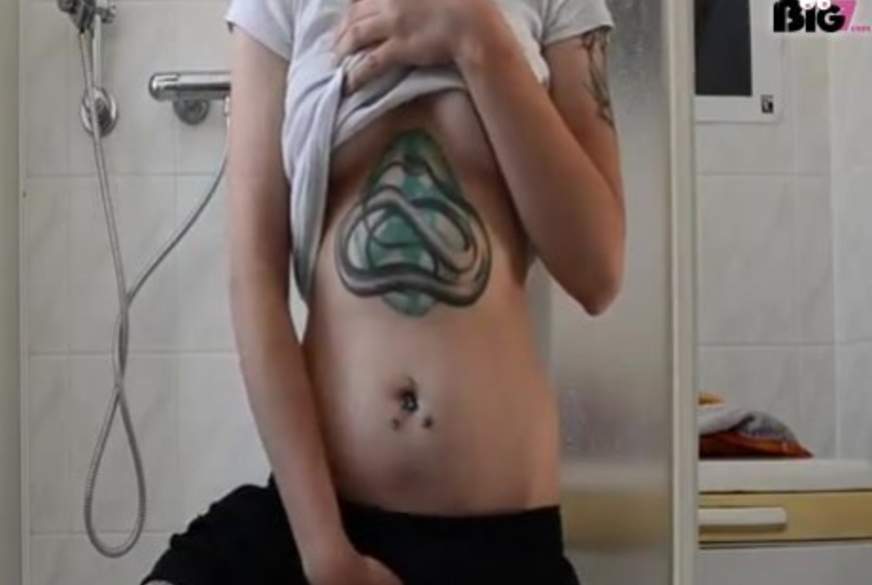 kittyc**t: kleine Stripspiele unter der Dusche