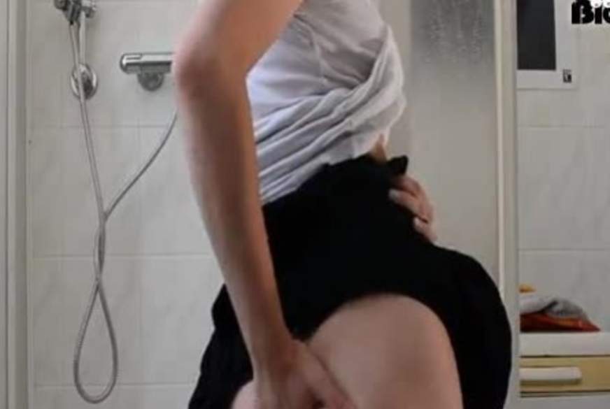 kittyc**t: kleine Stripspiele unter der Dusche