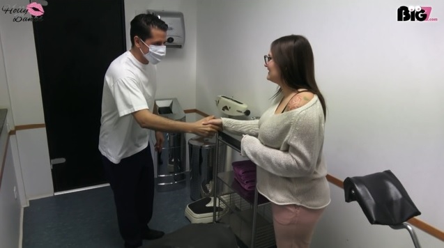Mein Frauenarzt ist in Rente gegangen. 
Ich rief also meine Freundin Tina an, ob sie mir einen empfehlen könne. 
Sie vermittelte mich an einen, bei dem ich auch direkt noch einen Termin bekam.
Er begrüßte mich freundlich, ich zog mich aus und setzte mich in seinen Gyn-Stuhl. 
Wie er dann an meiner Muschi herumspielte, war schon etwas seltsam. 
Eine Untersuchung kenne ich anders. 
Auf jeden Fall fühlte es sich ziemlich geil an, was er da machte und da ich mal wieder total untervögelt war, musste ich ihm einfach mal seinen Schwanz lutschen. 
Zurück auf dem Stuhl, hämmerte der Herr Doktor mich dann auch endlich durch. 
Diesen Arzt werde ich sicher auch weiterempfehlen…