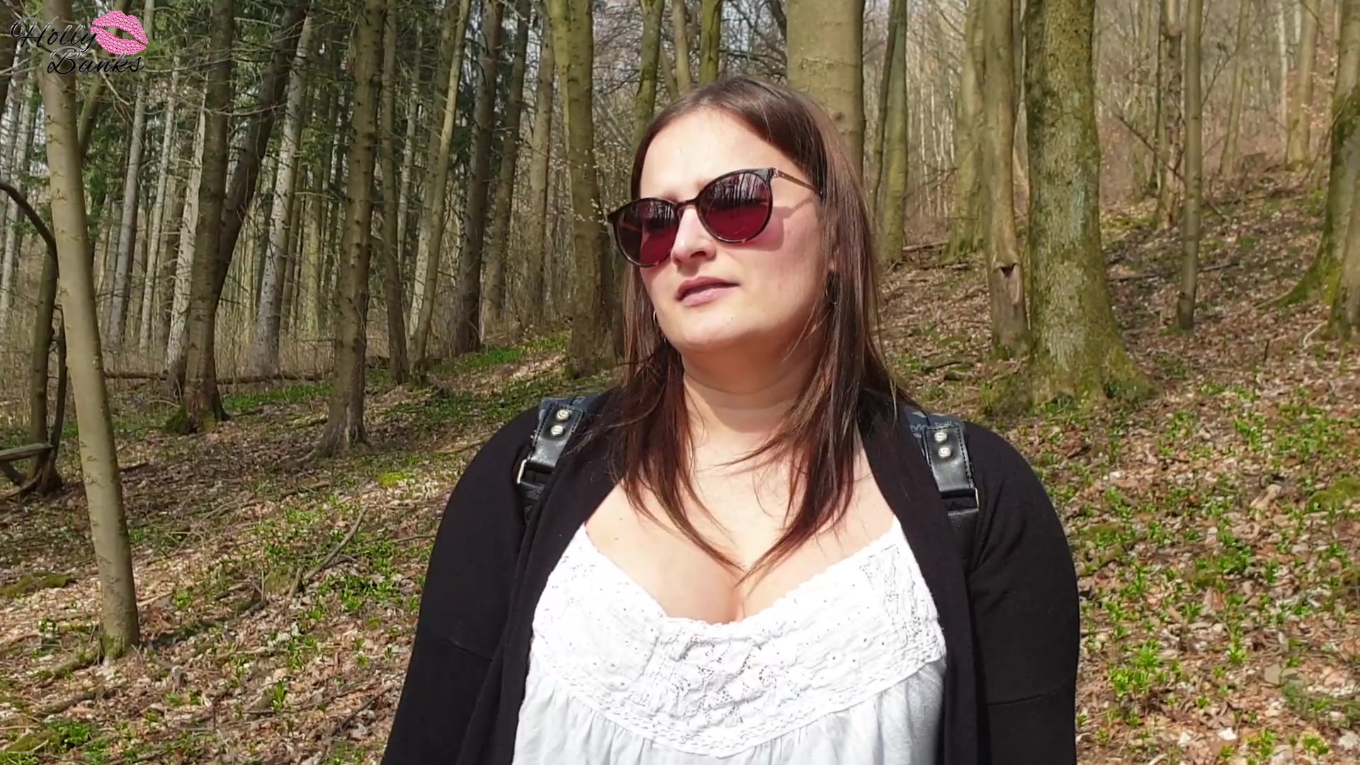 Ich habe mit einem Freund eine Waldwanderung gemacht, bei der wir uns natürlich verliefen. Haben wir uns wirklich verlaufen oder wollte ich nur mit ihm ungestört sein um im im Wald zu ficken? ???? Mein Plan ging natürlich auf. Ich musste ihn nicht wirklich überreden. Schnell holte er seinen Schwanz raus, den ich erstmal ausgiebig lutschte, bevor er mich im Wald ordentlich von hinten nahm. Ich hatte zwar ein wenig schiss, vom Förster erwischt zu werden, aber die Geilheit war einfach größer. Ich liebe Outdoor-Sex - du auch?