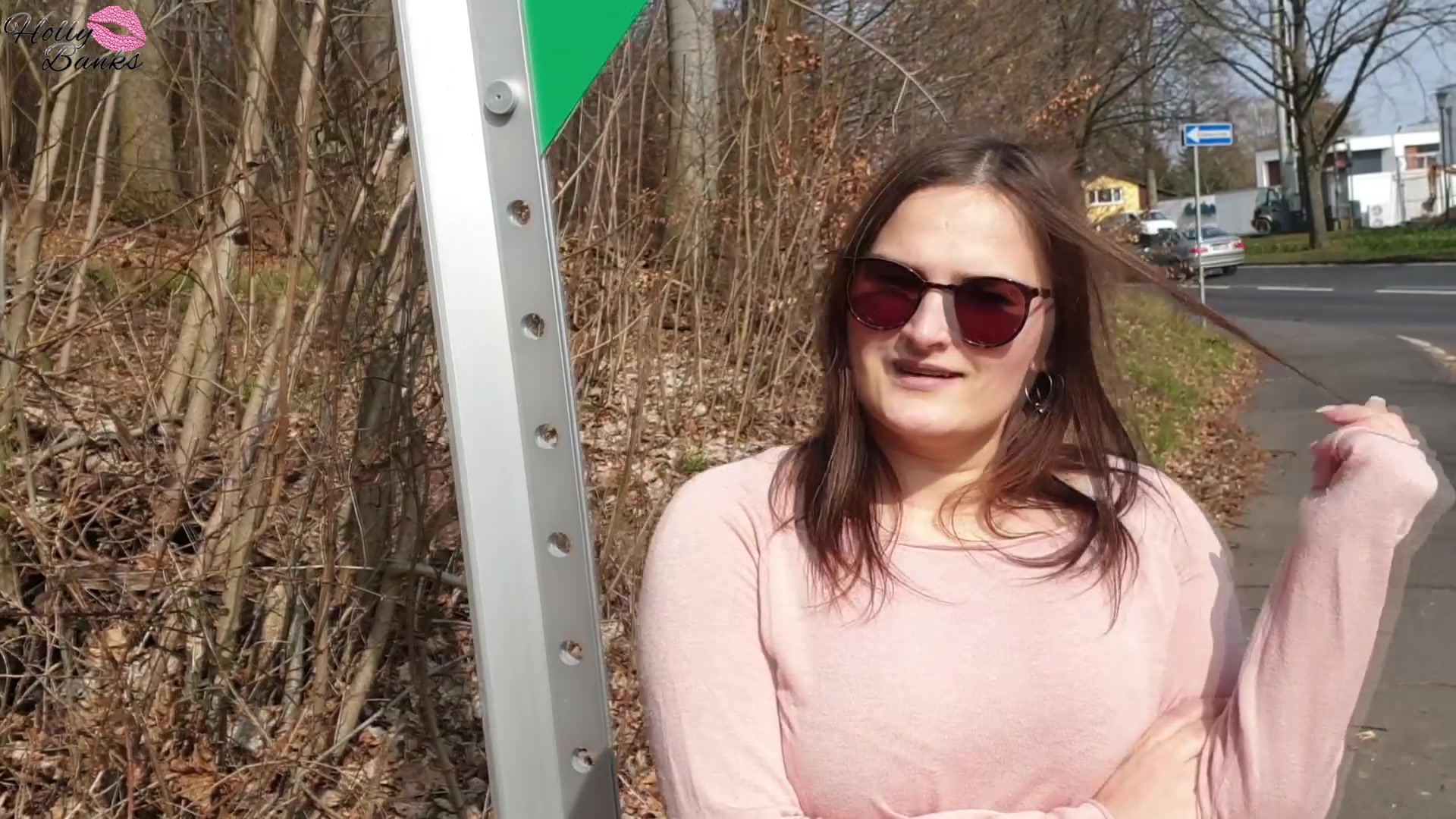 Ich wollte eigentlich einfach nur mal meine Ruhe haben und in den Kasseler Bergen abschalten. An der Bushaltestelle auf den Bus wartend, quatscht mich dieser Typ an. Er hat mich direkt erkannt und wollte nun seine Chance ergreifen, auch mal einen Clip mit mir zu drehen. Nunja… ich wollte zwar allein sein, auf einen geilen Fick hatte ich aber schon Bock. Also ab in mein Hotel, wo ich ihm direkt den Schwanz hart geblasen habe damit er mich damit ordentlich durchficken konnte. @Thomas: Ich würde dir gerne die versprochene Kopie schicken, habe aber leider deinen Kontakt nicht gefunden. Melde dich einfach bei mir...
