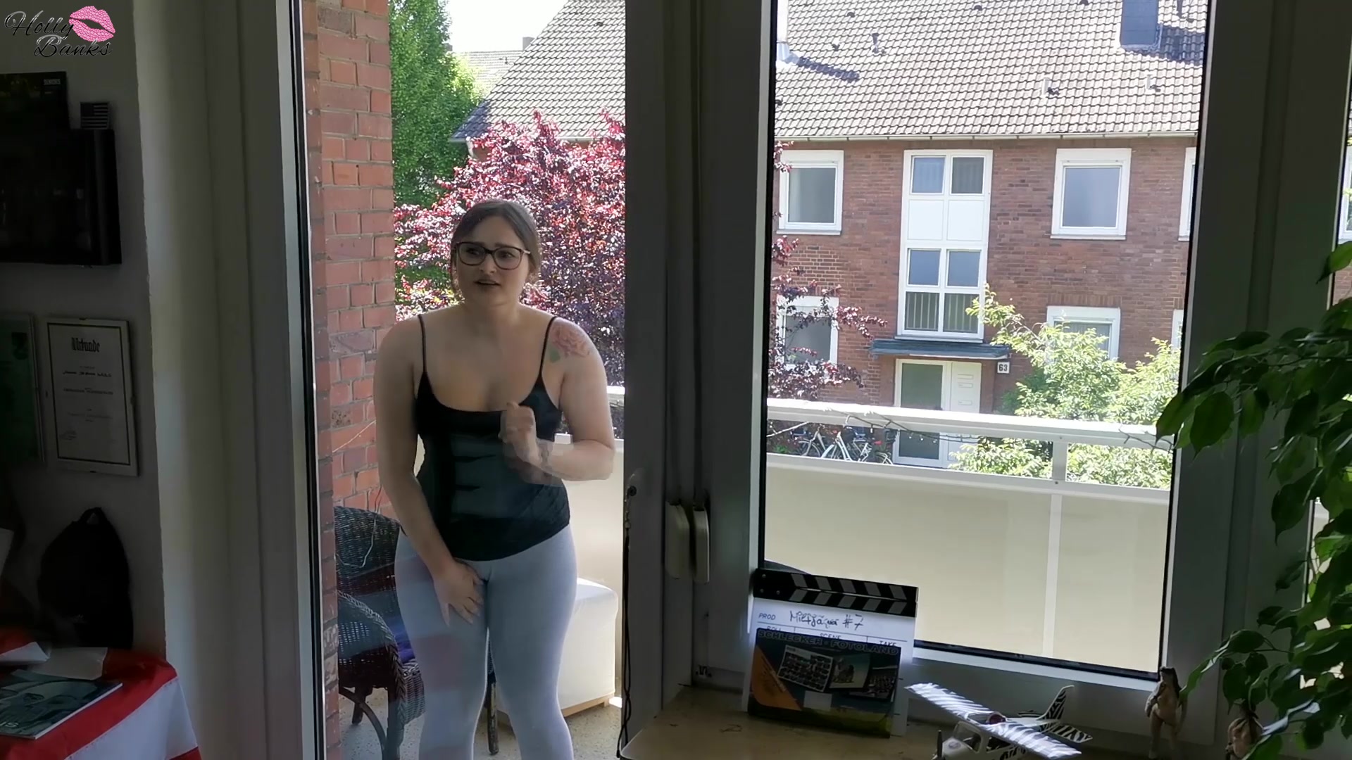 Ich saß gemütlich auf dem Balkon und spielte mit dem Handy. Ich musste schon die ganze Zeit pinkeln, konnte das Spiel aber nicht pausieren. Als ich dann endlich aufs Klo wollte, war die Balkontür zu. OMG! Meine Mitbewohner hatten mich ausgesperrt. Was nun? Ich konnte es einfach nicht mehr halten… Also ließ ich es einfach laufen. Mit vollgepisster Leggings durfte ich dann noch eine gefühlte Ewigkeit warten, bis man mich vom Balkon befreite.