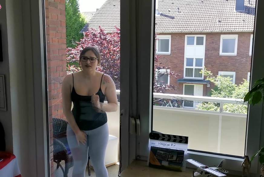 OMG! Auf Balkon ausgesperrt und Leggings v*********t von Holly-Banks