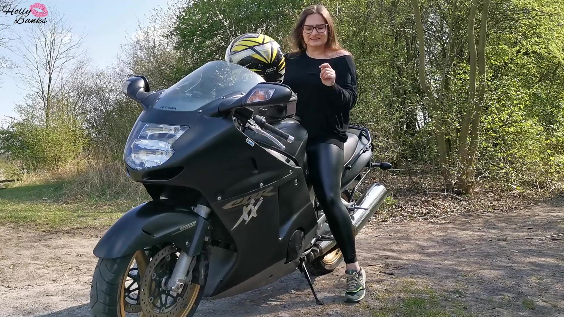 Auf der Spritztour mit dem Motorrad meines Mitbewohners musste ich so dringend pinkeln… Bei der nächsten Möglichkeit kurz angehalten, die Leder-Leggings runter und losgepisst. Ein schöner kraftvoller Strahl. Puh… das war knapp