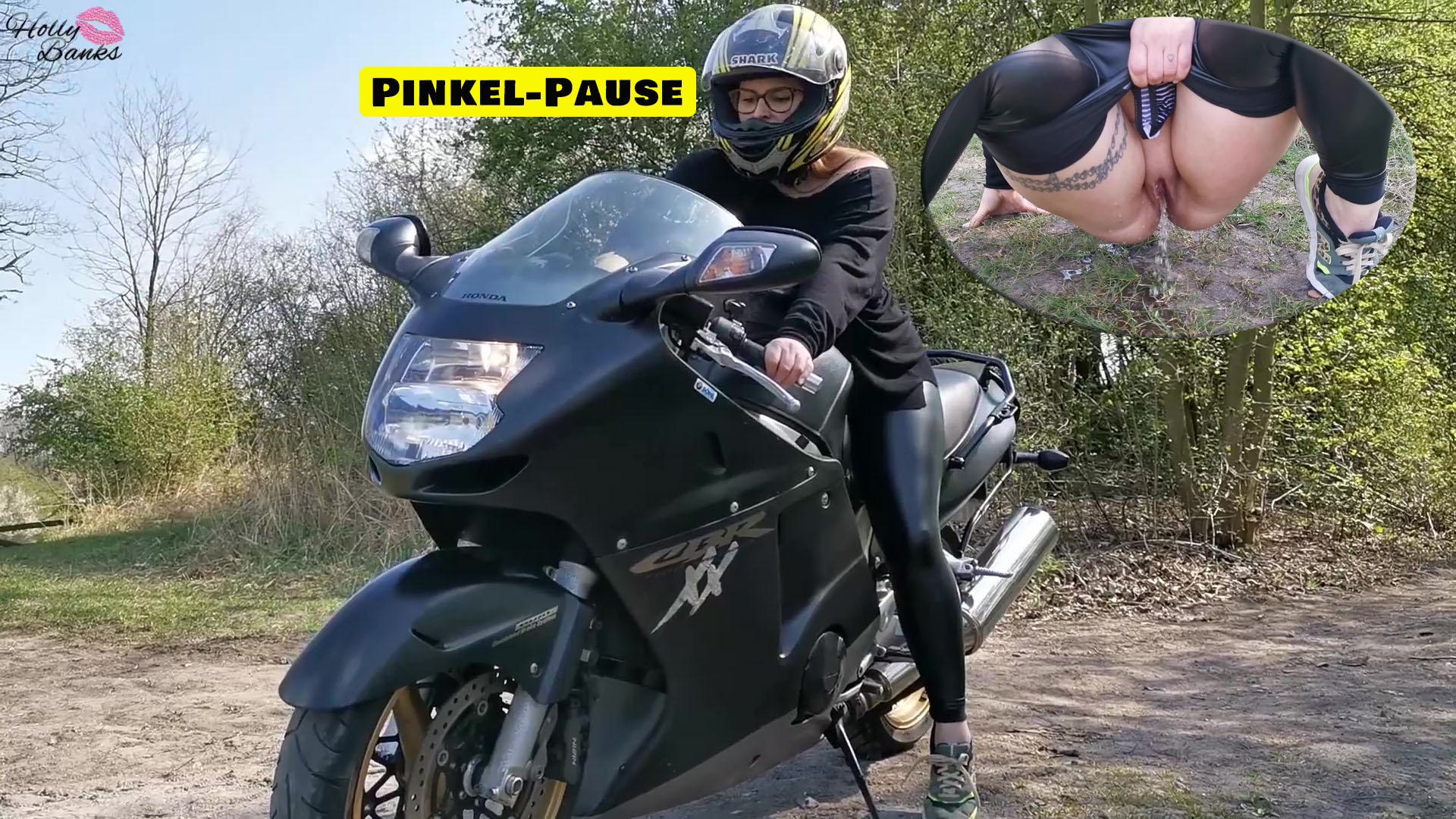 Pinkelpause. Das war knapp Auf der Spritztour mit dem Motorrad meines Mitbewohners musste ich so dringend pinkeln… Bei der nächsten Möglichkeit kurz angehalten, die Leder-Leggings runter und losgepisst. Ein schöner kraftvoller Strahl. Puh… das war knapp