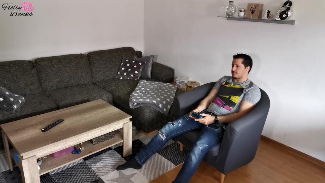 Da komme ich völlig rattig ins Wohnzimmer und der Typ nimmt mich gar nicht wahr. Total vertieft in sein scheiß Spiel. Also bin ich wieder raus und komme nackt wieder, stelle mich direkt vor den Fernseher und was passiert? Ich soll verschwinden… Der spinnt doch wohl… Ich knie mich vor ihn, hole den Schwanz raus und fange an, ihn tief zu blasen. Jetzt hab ich ihn – er wirft seinen Controller weg und ist endlich bei der Sache. Im Doggy fickt er mich ordentlich durch und leckt mir dann die triefende Fotze. Hättest du dich von mir beim zocken stören lassen?