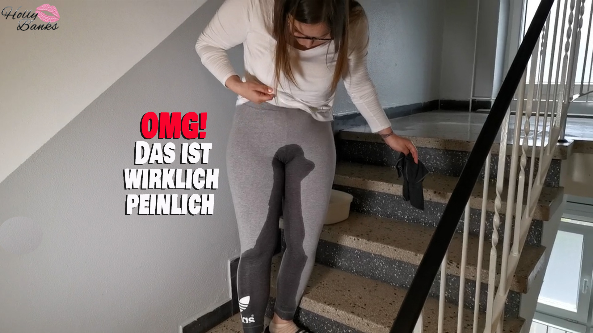 OMG! Das ist wirklich peinlich Diese faule Nachbarin hat mal wieder den Flur nicht gewischt. Da mich das total nervt, habe ich mir einen Lappen geschnappt. Als ich aber dann merkte, dass ich dringend pinkeln muss, war es auch schon zu spät und ich habe mir im Hausflur die Leggings vollgepisst. Zum Glück hat mich keiner gesehen. Ich sollte mich bei der Nachbarin rächen. Hast du eine Idee, was ich machen könnte?