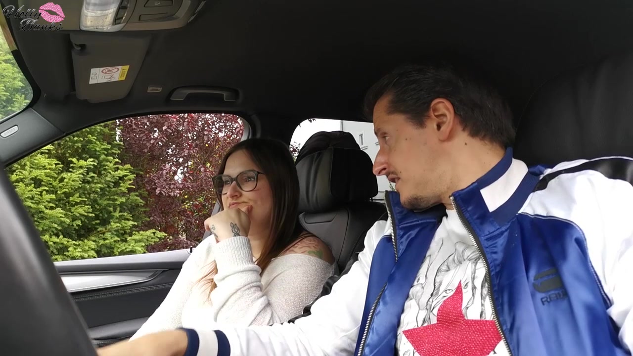 Es war geiles Wetter und wir hatten Bock, outdoor zu vögeln… Warum also dabei nicht auch gleich die Kamera draufhalten? Wir fuhren also in ein kleines Waldstück, wo wir dachten ungestört zu sein und gingen erst mal ein wenig spazieren. Am Auto angekommen, legten wir direkt los. Ich lutschte ihm geil den Schwanz hart und wir fingen an zu ficken. Es war echt geil – draußen in der Natur… Plötzlich kam da diese alte Omi und rastete komplett aus. Sie schnauzte uns an und wollte die Cops rufen. Also machten wir uns schnell weg. Hoffentlich kommt da jetzt keine Anzeige. Falls doch - kennt jemand einen guten Anwalt?