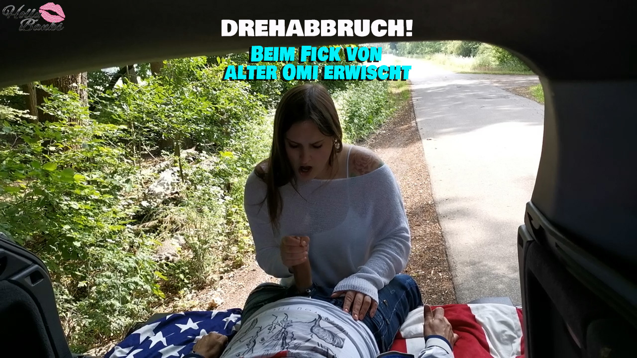 DREHABBRUCH! Beim Fick im Auto erwischt. Es war geiles Wetter und wir hatten Bock, outdoor zu vögeln… Warum also dabei nicht auch gleich die Kamera draufhalten? Wir fuhren also in ein kleines Waldstück, wo wir dachten ungestört zu sein und gingen erst mal ein wenig spazieren. Am Auto angekommen, legten wir direkt los. Ich lutschte ihm geil den Schwanz hart und wir fingen an zu ficken. Es war echt geil – draußen in der Natur… Plötzlich kam da diese alte Omi und rastete komplett aus. Sie schnauzte uns an und wollte die Cops rufen. Also machten wir uns schnell weg. Hoffentlich kommt da jetzt keine Anzeige. Falls doch - kennt jemand einen guten Anwalt?