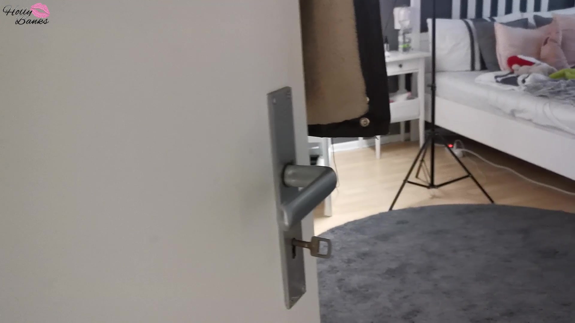 Vor ein paar Monaten hat mich mein perverser Mitbewohner ja schon mal beim duschen beobachtet… Eigentlich dachte ich, meine Ansage danach war deutlich genug. Nix da. Vorhin, als ich meinen Spaß vor der Webcam hatte, stand er plötzlich wieder da und beobachtete mich. Das schlimme daran, es war ihm nicht mal peinlich, dass ich ihn erwischt habe. Ich sollte mich wohl besser mal einschließen