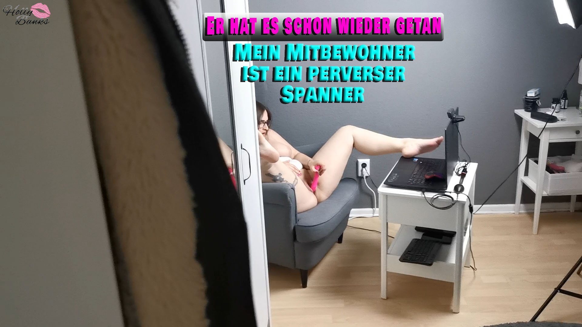 Mein Mitbewohner ist ein perverser Spanner Vor ein paar Monaten hat mich mein perverser Mitbewohner ja schon mal beim duschen beobachtet… Eigentlich dachte ich, meine Ansage danach war deutlich genug. Nix da. Vorhin, als ich meinen Spaß vor der Webcam hatte, stand er plötzlich wieder da und beobachtete mich. Das schlimme daran, es war ihm nicht mal peinlich, dass ich ihn erwischt habe. Ich sollte mich wohl besser mal einschließen