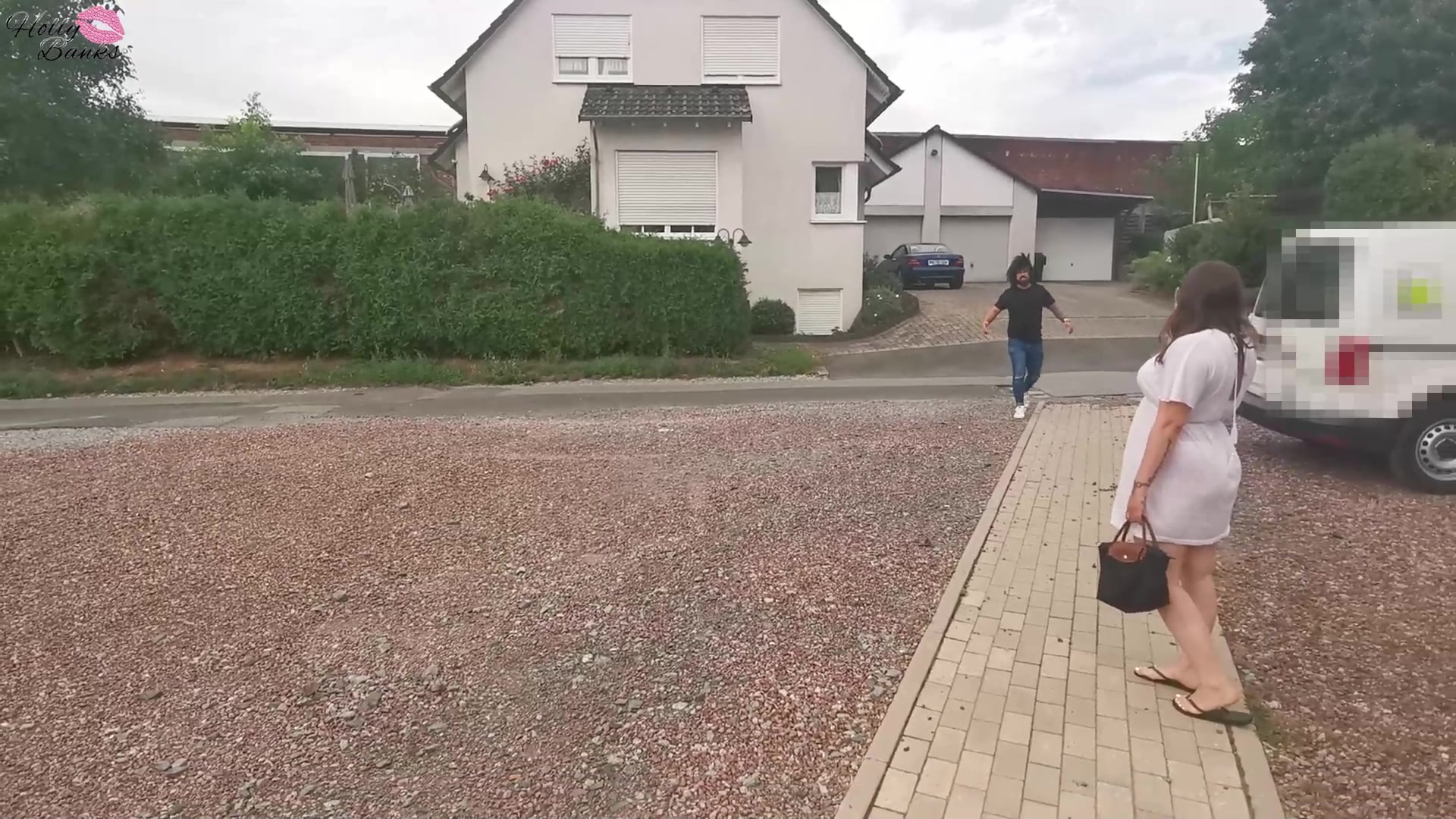 Ich war auf dem Weg in den Club einer Freundin, wo ich mal wieder so richtig Spaß haben wollte. Vor der Tür quatscht mich so ein komischer Typ an, der direkt klar macht, dass er gerne mit mir ficken will. Naja… deswegen bin ich ja hier. Also nahm ich ihn mit rein und ging direkt in ein Zimmer. So kann der Abend ja nur geil beginnen. Als ich ihm die Hose auszog, aber direkt die erste Enttäuschung… Ich mag ja lieber Standard als zu groß, der war aber leider weit unter Normalgröße. Was soll´s? Vielleicht kann er ja gut damit umgehen. Angeblasen, dann in 69 schön dabei lecken lassen und los geht’s. Im Doggy fickt er mich kurz durch und plötzlich ein Stöhnen… Was war das jetzt? Schon fertig? Aber was ist das? Dieser Wichser hat sich das Gummi abgezogen und mir voll in die Muschi gespritzt!!!