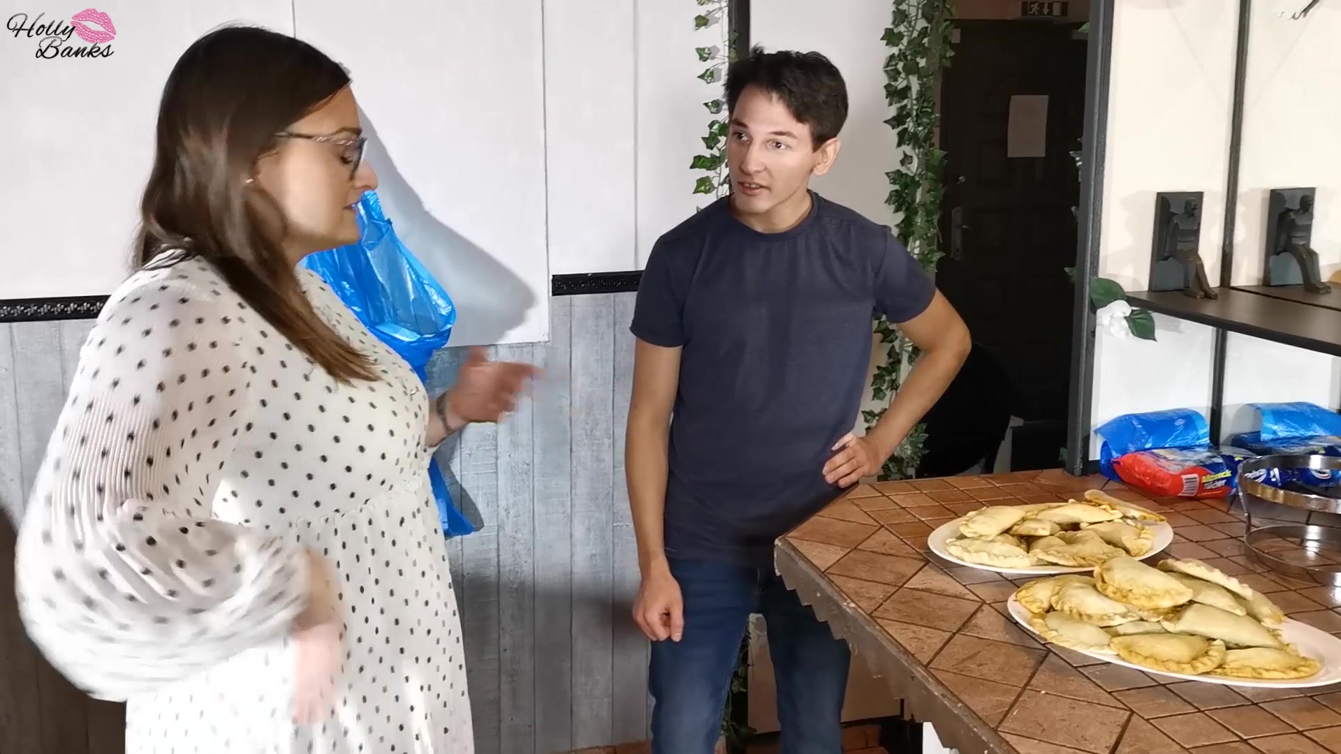 Für meine regelmäßigen Partys hatte bisher einen Caterer, der mich zu oft enttäuscht hat. Also habe ich jetzt mal einen Spanier bestellt. Als der Typ allerdings kam und mir 2 Tabletts mit Teigtaschen hinstellte und das als sein Buffet verkaufte, war ich am Ende. Wie sollen da bloß alle satt werden? Was mache ich denn jetzt? Keine Ahnung… Um den Kopf frei zu bekommen, hatte ich dann aber eine Idee. Der Typ sollte mich als Entschuldigung mal ordentlich durchvögeln. Das macht den Kopf frei und ich kann mir eine Lösung überlegen.