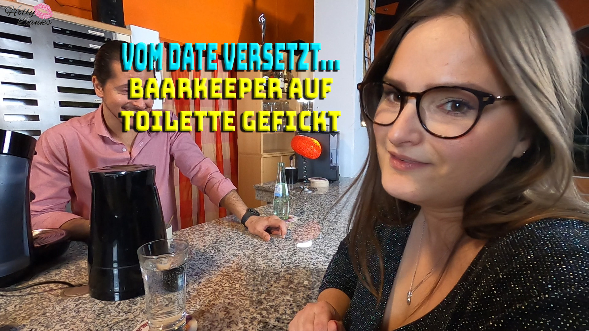 Vom Date versetzt. Barkeeper auf Toilette gefickt Ich hatte ein Date mit einem Typen, den ich im Internet kennengelernt habe. Leider kam er nicht und nun saß ich da ganz alleine an der Bar und mir juckte mächtig der Frosch. Da kam mir der Barkeeper gerade recht. Ab aufs Klo, Hose runter, Schwanz gelutscht und dann rein damit in mein nasses Loch. Würdest du auch ein Date mit mir machen und dann nicht kommen? Finde das echt mies aber zum Glück hatte ich ja trotzdem noch Spaß