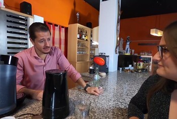 Vom Date versetzt. Barkeeper auf Toilette g*****t