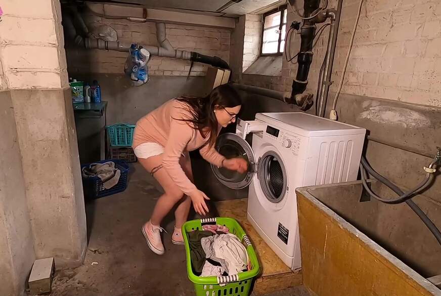 A*-F**k mit Nachbarn in der Waschküche von Holly-Banks pic1