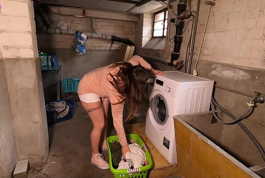 A*-F**k mit Nachbarn in der Waschküche von Holly-Banks pic2
