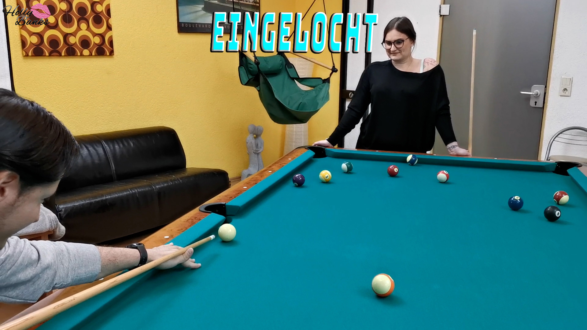 Beim Billard-Spiel, meinte er, „Wenn ich treffe, ficke ich dich in der Liebesschaukel“. Was er vielleicht als Drohung sah, war für mich natürlich eine Einladung. Ich hatte es noch nie in so einem Ding getrieben. Natürlich traf er und wir legten direkt los. Erst auf dem Billard-Tisch, dann ging es in der Schaukel weiter. Am Ende verpasster er mir noch einen geilen Creampie. Ich muss gestehen… Billard ist genau mein Ding  