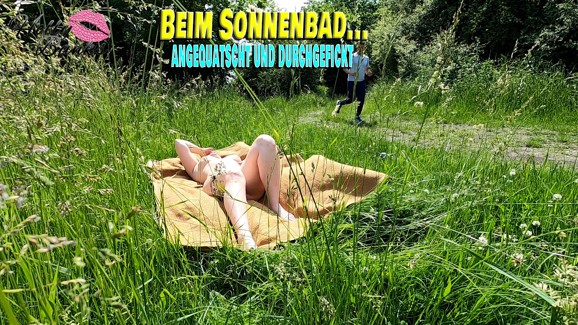 Beim Sonnenbad angequatscht und durchgefickt Um für meinen Urlaub nahtlos braun zu werden, hatte ich mir ein ruhiges Plätzchen gesucht, wo ich mich nackt in die Sonne legte. Es war so schön ruhig, nur die Vögel zwitscherten, als mich plötzlich jemand ansprach. Ups, das war ein wenig peinlich. Der Typ hatte mich erkannt, wusste, was ich ich so treibe und fragte direkt, ob er nicht auch mal Spaß mit mir haben könnte. Solche Wünsche erfülle ich doch gerne. Also, Schwanz raus und tief in meinen Hals ficken und ihn dann blank in mein Fötzchen stecken. Wow… Sonnenbaden ist echt geil