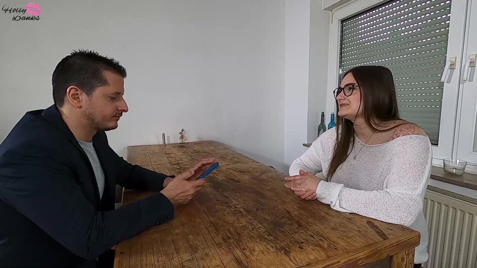 Neulich bekam ich Besuch vom Hausverwalter. Er wollte mir erzählen, dass mein Vermieter gezwungen sei, die Miete zu erhöhen, womit ich natürlich nicht einverstanden war. Als er sich dann hinstellte und mir sein „Angebot“ machte, war ich für einen kurzen Moment wirklich sprachlos. Wow… ist das jetzt seine neue Masche?