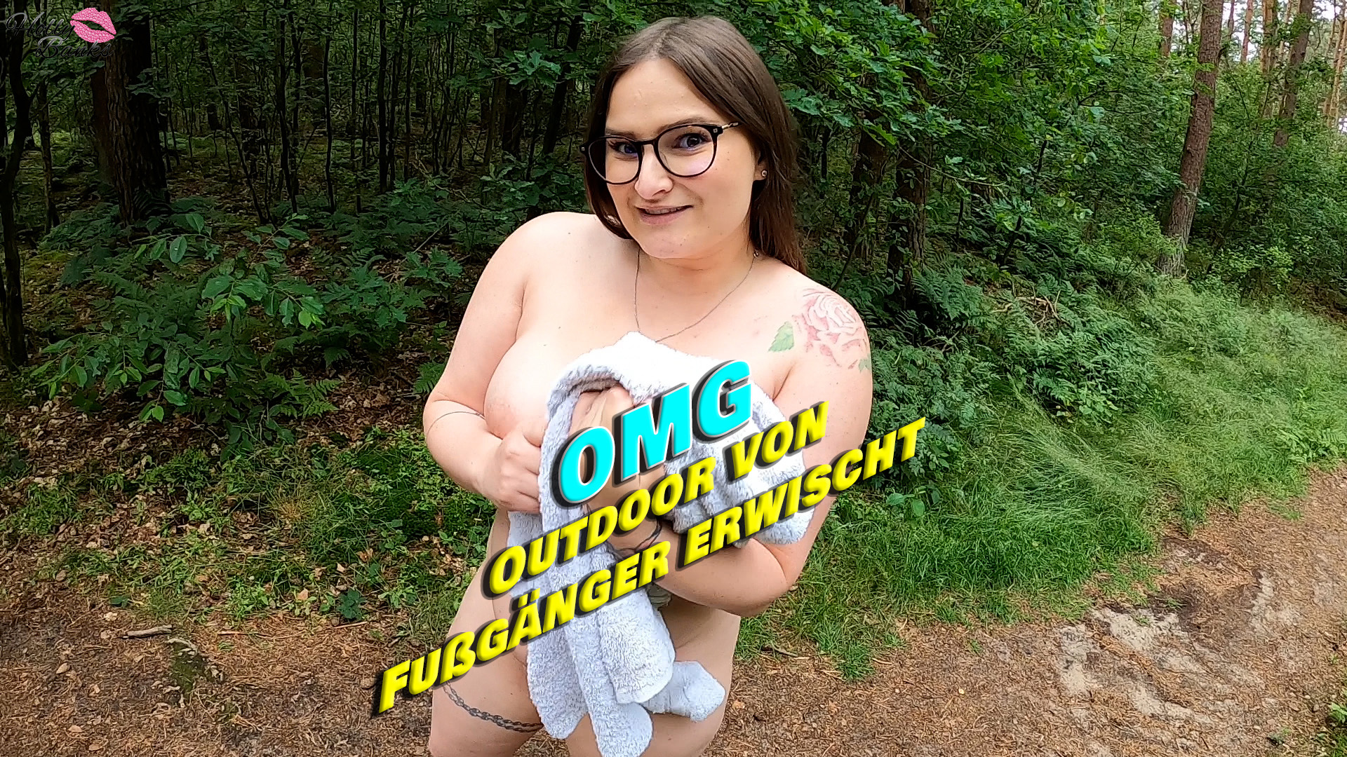 Ich war mit einem Freund am FKK-Strand. Beim Anblick dieser ganzen nackten Leute wurden wir extrem geil und hätten am liebsten direkt am Strand einfach hemmungslos gevögelt. Leider war das dort verboten, weshalb wir uns ein Handtuch schnappten und in den angrenzenden Wald gingen.  Schnell hatten wir ein ruhiges Plätzchen gefunden und legten direkt los. Schön den Schwanz bis zum Anschlag geblasen und dann rein damit in mein hungriges Fötzchen. Gerade in dem Moment, als er seine Ladung in die Muschi gespritzt hatte, kam plötzlich ein Spaziergänger und regte sich total auf und wollte die Polizei rufen. Also sind wir schnell weggelaufen. Zum Glück ist er nicht schon 2 Minuten vorher gekommen. Aber geil war es auf jeden Fall. Wurdest du auch schon mal erwischt?