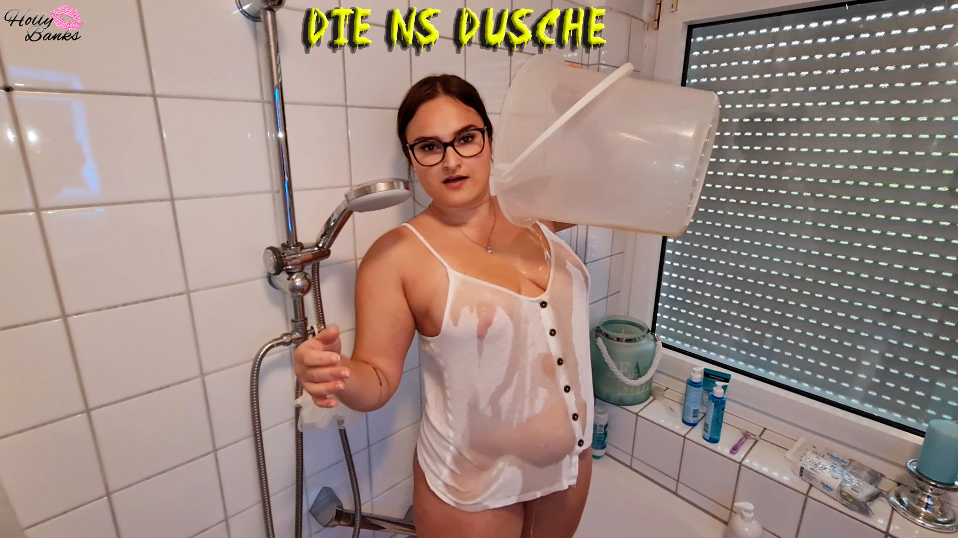 Ich musste sooooo dringend pinkeln… Und damit ihr auch etwas davon habt, kam mir die Idee, einfach mal in einen Eimer zu pinkeln und mir den ganzen warmen Saft dann über meine Titten zu schütten. Fühlte sich gar nicht mal so schlecht an. Vielleicht findet sich ja mal einer, der sich von mir anpinkeln lassen möchte. Du vielleicht?