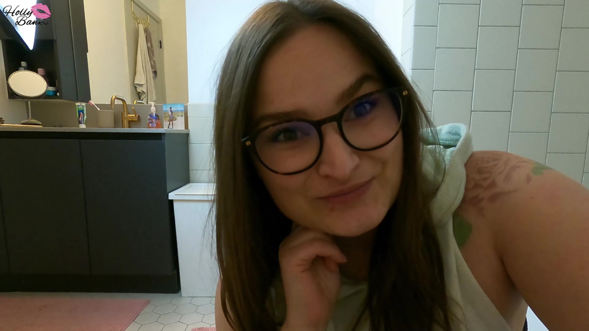 Ich war auf einer Party und da war dieser Typ, der mich extrem geil machte. Leider hatte er seine eifersüchtige Frau dabei, weshalb wir uns nur heiße Blicke zuwerfen konnten. Ich merkte, dass mein Fötzchen extrem nass wurde, also ging ich ins Bad, um es mir mal eben zu besorgen und den Druck abzubauen. Ich hoffe, dass ich ihn wiedersehen werde und dann hoffentlich alleine