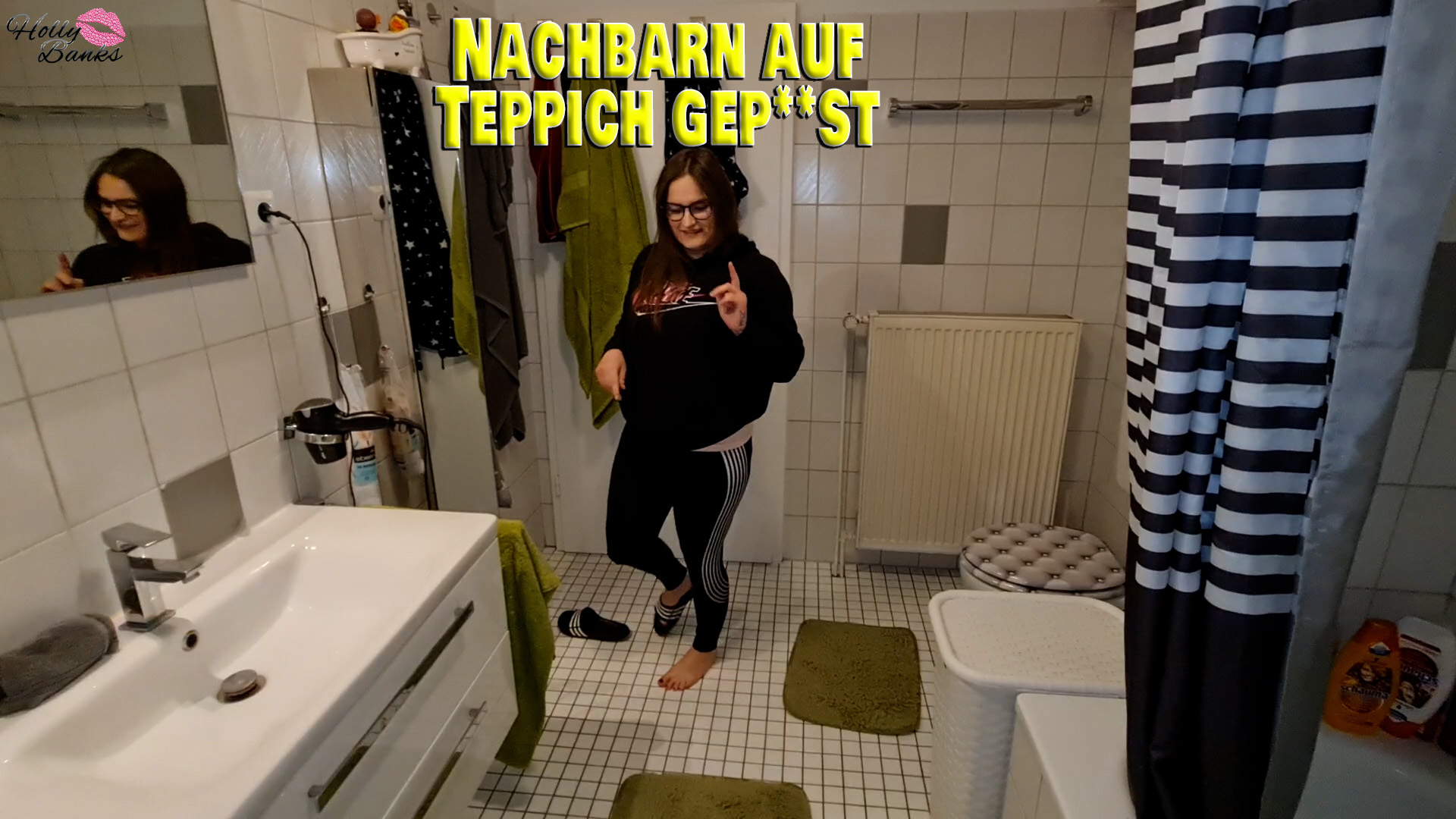 Ich kam aus dem Keller, beladen mit einem Wäschekorb und musste so dringend pinkeln. Als ich vor der Tür stand, steckte mein Schlüssel nicht in der Wohnungstür. Was nun? Ich mache mir in die Hose. Ich sah, dass der Schlüssel beim Nachbarn steckte, den hatte ich aber gerade an der Garage gesehen. Ich ging also einfach hinein. Im Bad hatte ich dann die Idee, ihm ein kleines Geschenk zu hinterlassen. Ich zog mir also schnell die Hose runter und pisste ihm ganz dreist einfach auf seinen Teppich. Na der wird sich freuen