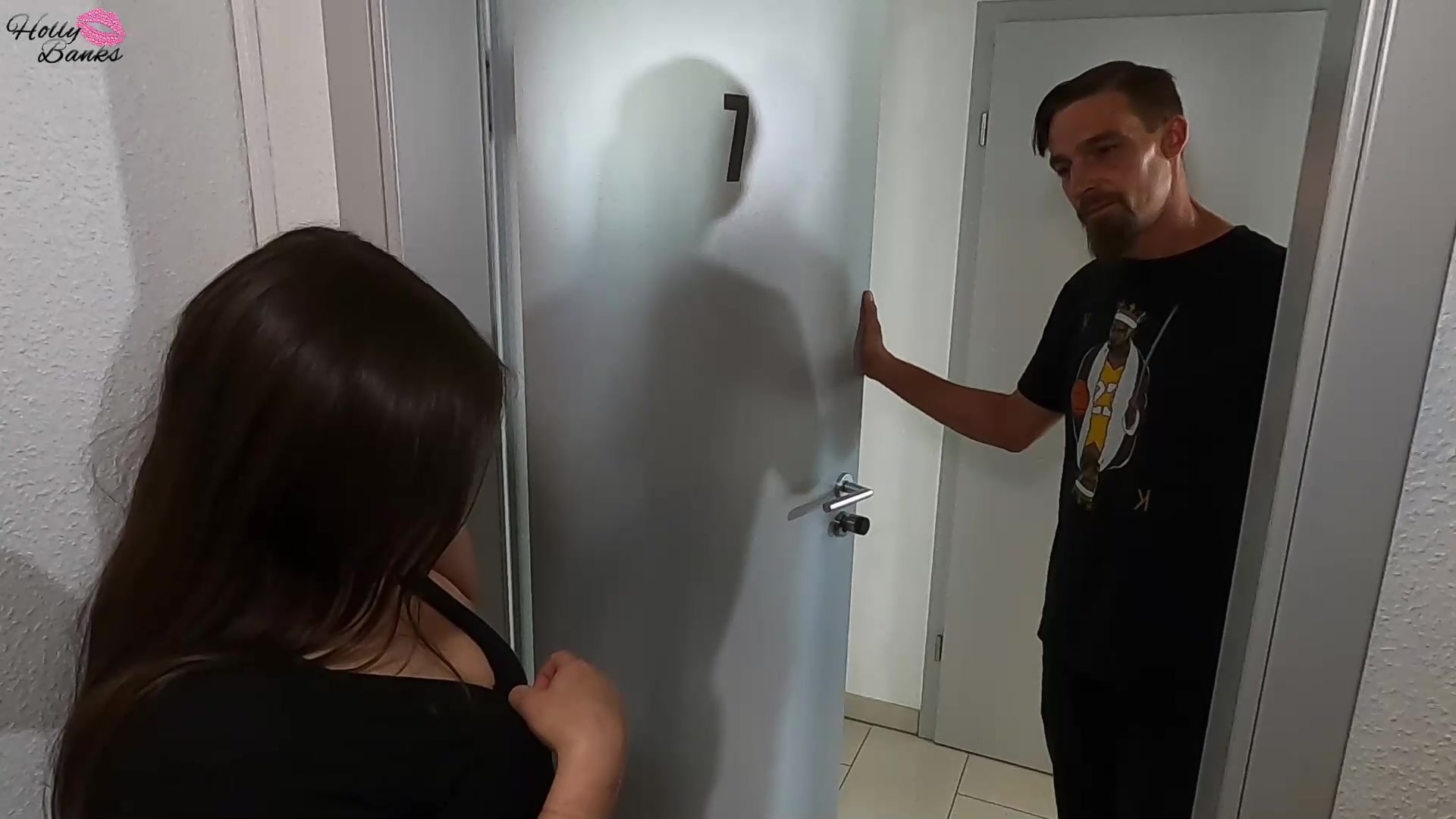 Ich war mal wieder geil und bin deshalb in ein Hotel gegangen. Dort angekommen, klopfte ich an die Zimmertüren und hoffte, dass mir nette Typen öffnen, die mich anständig durchziehen. Ich dachte bisher, schon alles erlebt zu haben, was der erste Typ jedoch für eine „Ausrede“ hatte, habe ich echt noch nie gehört. Naja, auf zur nächsten Tür… Hier hatte ich direkt ein besseres Gefühl und wurde nicht enttäuscht. Schön durchgefickt und vollgespritzt, machte ich mich dann auch direkt auf die Suche nach meinem nächsten „Opfer“