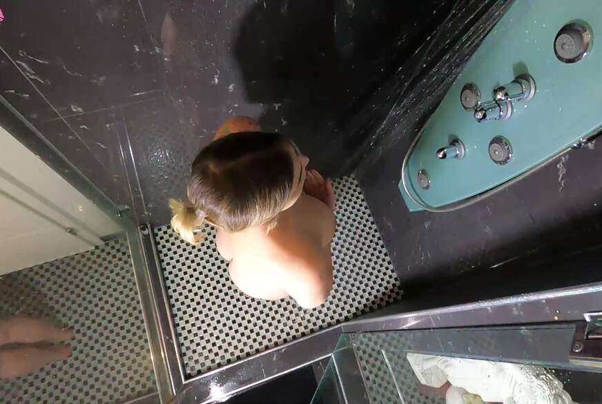 Heiße Spielchen in der Dusche von Holly-Banks pic4