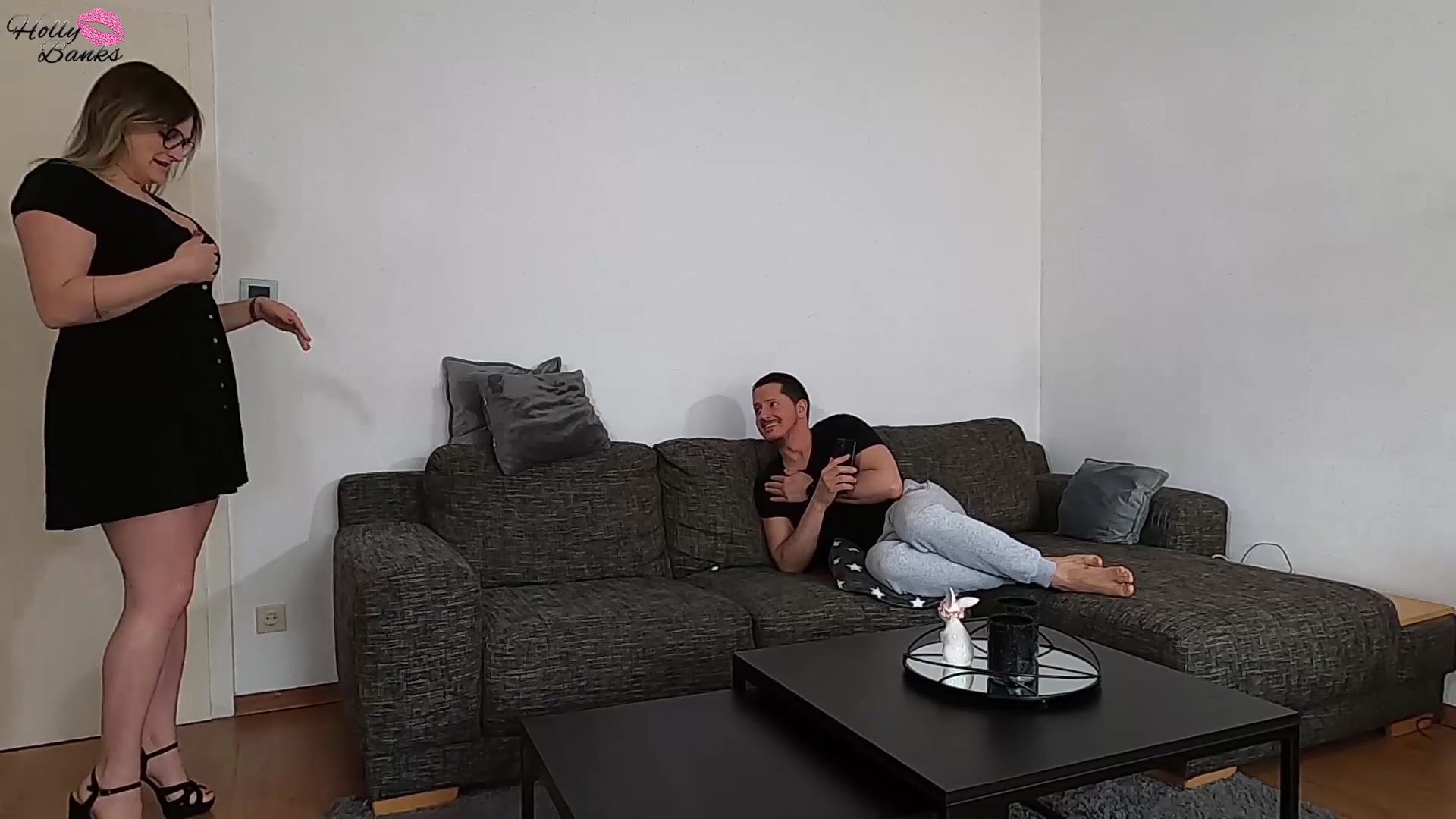 Nachdem er 2 Wochen unterwegs war, freue ich mich wahnsinnig, dass mein Freund endlich wieder da ist. Ich gehe extra los und kaufe schöne Unterwäsche, mit der ich ihn überraschen möchte. Als ich nach Hause komme, liegt er auf der Couch und meine Stiefmutter ist bei ihm. Sie verhalten sich etwas seltsam, aber noch denke ich mir nichts dabei. Ich schicke die Alte also weg und schließe die Tür ab, damit wir ungestört sein können. Im Eifer des Gefechts vergesse ich dann sogar das Kondom. Egal,… wir sind ja schon lange zusammen und lieben uns. Nachdem er mich schön durchgefickt und abgespritzt hat (was viel weniger war als sonst), freute ich mich darauf, noch mit ihm zu kuscheln. Dann fand ich jedoch einen Slip zwischen den Kissen der Couch. Er gehörte meiner Stiefmutter. Dieses miese Schwein hat doch tatsächlich mit ihr gefickt. Was mache ich denn jetzt?
***Wie die alte Schlampe meinen Freund verführt, siehst du im Video „Komm zu Schwiegermutti“ im Profil von @Texaspatti