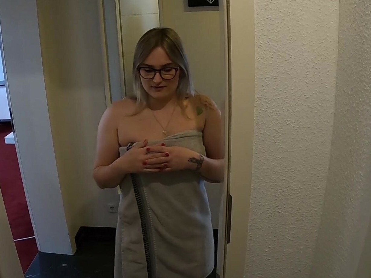 Als es an der Tür klopft, stehe ich gerade nackt im Bad. Ich wickle mir schnell ein Handtuch um und öffne die Tür. Da steht ein sehr attraktiver junger Mann, der sich entschuldigt, dass er sich offensichtlich in der Tür geirrt hat. Das sehe ich nicht so. So einen lasse ich doch nicht einfach wieder laufen. Ich mache ihm klar, dass sein Kumpel, den er sucht, ihm nicht das bieten kann, was ich ihm biete. Also,… rein mit dir, Klamotten aus und los geht´s