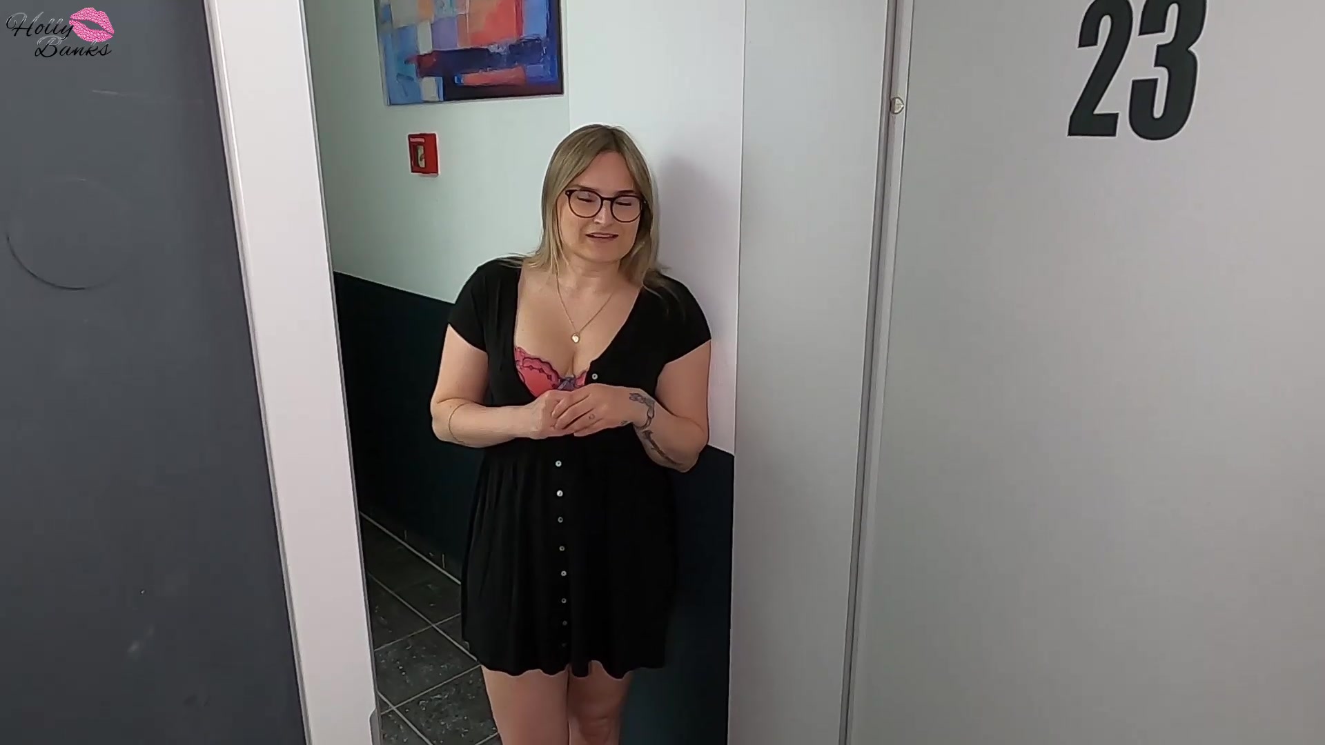 Die Hotelschlampe läuft mal wieder durch ihr Lieblingshotel. Als ihr dieser Typ öffnet, zieht sie wieder ihre Show ab und wenige Augenblicke später, hat sie auch schon seinen Schwanz im Maul.
Das Teil wächst und wächst und wird zu einem echten Prachtschwanz. Ob das mal gut geht. Oder wird er ihr das Loch zerstören. Sie will es jetzt wissen und lässt sich ordentlich von dem XXL-Schwanz durchnehmen. Als dann jedoch plötzlich sein Telefon klingelt, nimmt die Sache eine skurrile Wendung, mit der sie so nicht rechnen konnte…