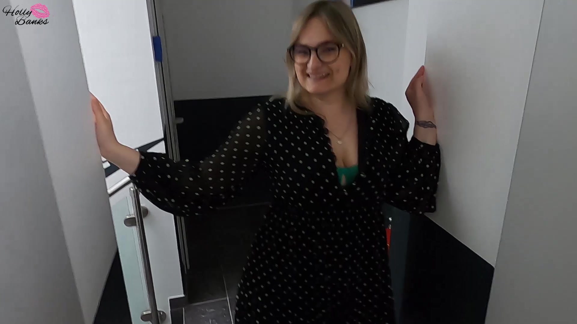 Als sie an seine Tür klopft und er ahnungslos öffnet, verliert sie keine Zeit und zieht sich direkt mal das Kleid aus. Wenige Augenblicke später kniet sie vor ihm und lutscht seinen Schwanz. Der Spaß kann beginnen. ***Schreib`mir doch mal, wenn du in einem Hotel bist. Vielleicht klopfe ich ja dann an deine Tür***