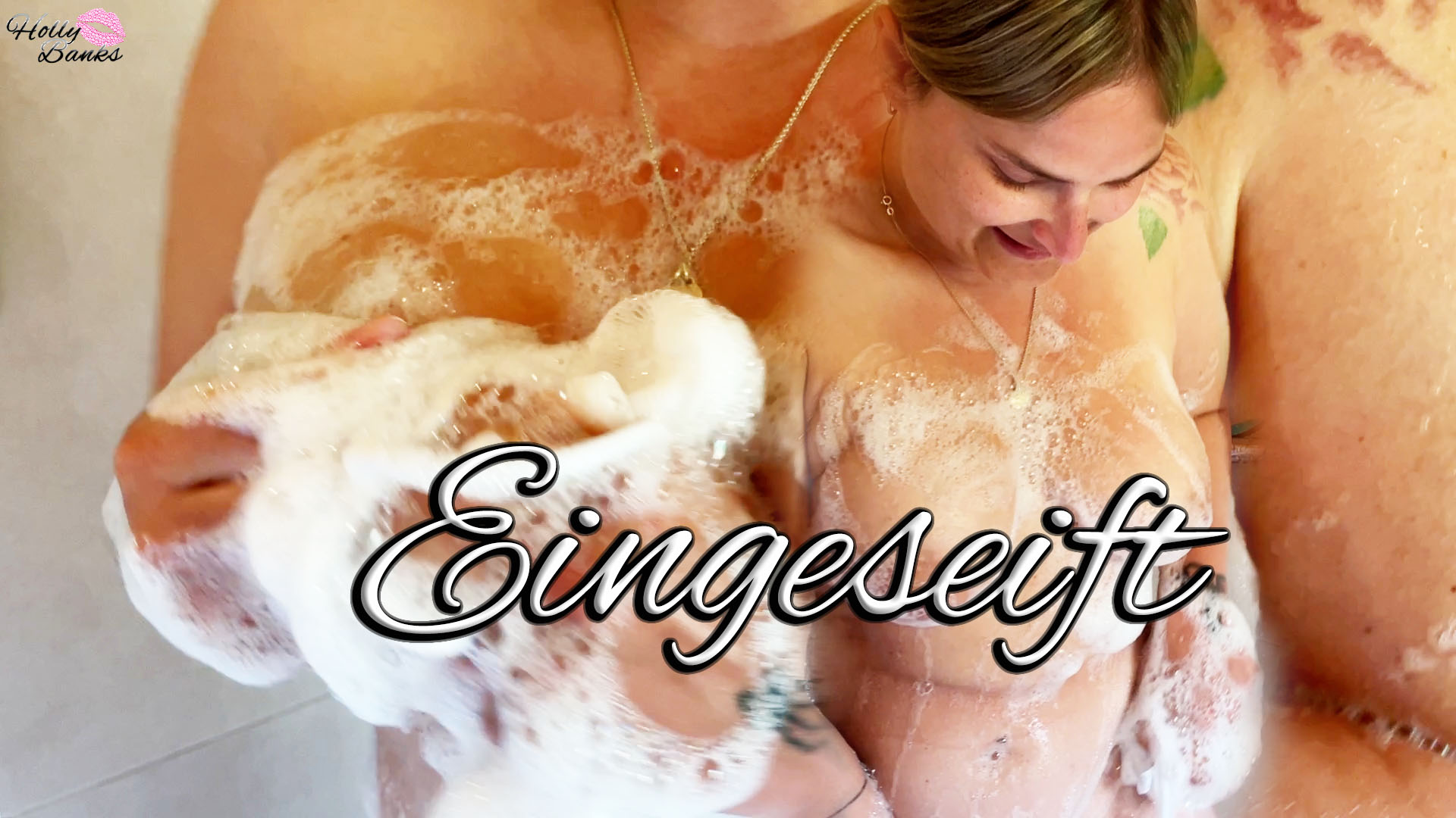 Ich stehe unter der Dusche und seife mich ein… Gaaaaanz langsam fange ich an den Brüsten an. Mit viel Schaum arbeite ich mich dann bergab und nehme dich dabei mit. Komm` ruhig etwas näher, damit du auch alles ganz genau sehen kannst