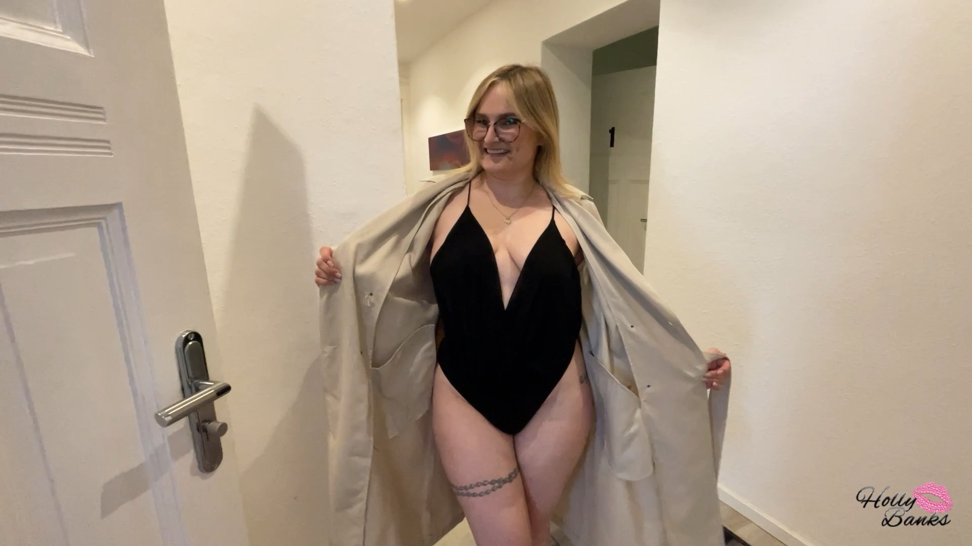 es war mal wieder soweit ich war in wieder in einem Hotel unterwegs, um die betten dort zu testen. 
Nur in einem Trenchcoat und High heels gekleidet bin ich also durch das Hotel gelaufen, um jemanden zu finden der sich bereit erklärt mit mir ein Bett auf seine Stabilität zu testen. 
Als mir dann ein Herr die Tür öffnete, ging es schnell heiß her und ich wurde geil durchgefickt. 

Würdest du mich auch in dein Zimmer lassen?