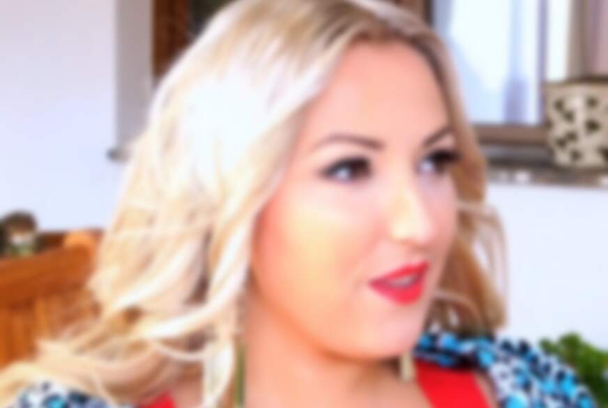 Busty-Bombastic: Lady in Red lässt sich wieder von der Nachbarschaft d*********n