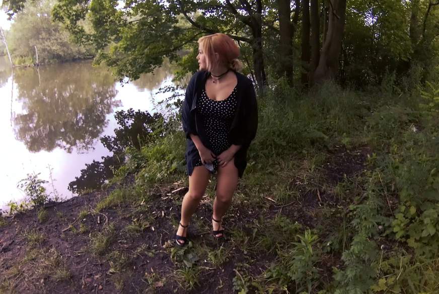 DirtyLilou: Geile schnelle Outdoor P**saktion! Mein 1. NS Video!