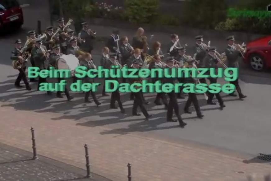 Surimay: Beim Schützenumzug mitg******n