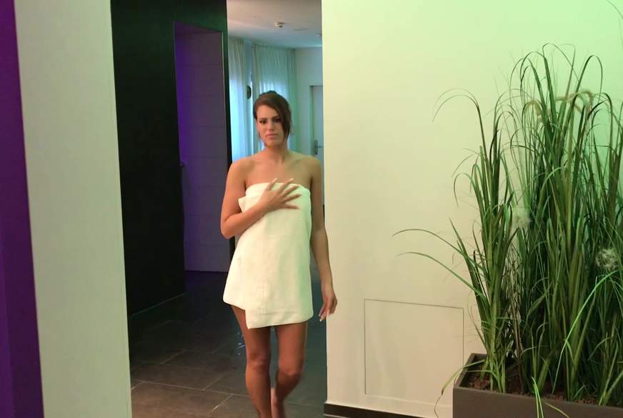 ChristyLey: Mitten im öffentlichen Wellnessbereich g*****t!!