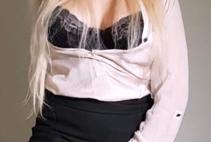 LeaStern: Dildo vs echter, d**ker Fan-S*****z. Wird der User gewinnen?