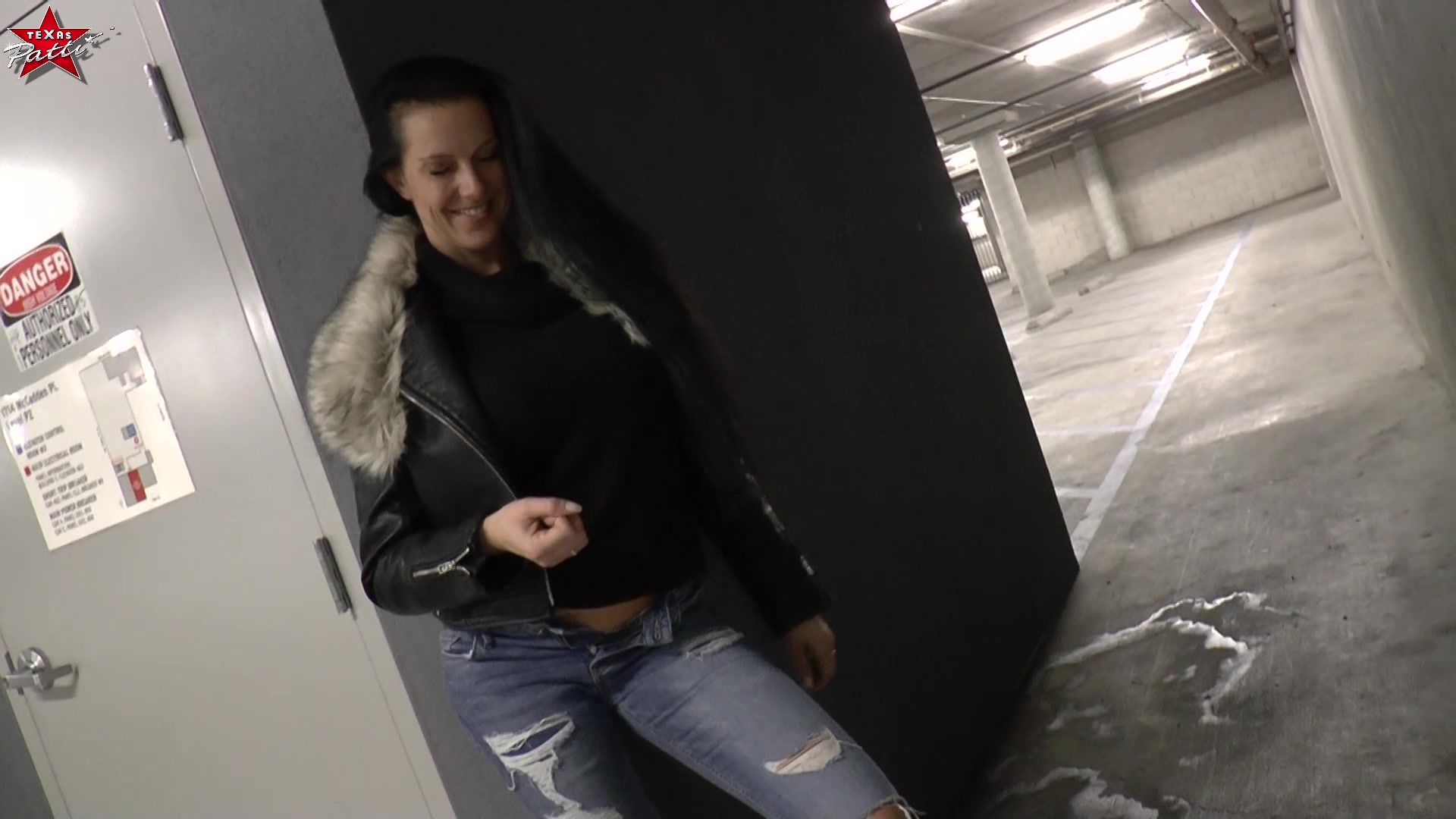 Ich litt mal wieder total an akuter Unterspermerung… Also im Parkhaus den Schwanz raus und los. Leider war da echt viel los und die Cops stecken einen hier für jeden Furz in den Bunker. Was nun? Schwanz eingepackt, zum Auto und weiter. Hier war zwar auch viel Betrieb, aber ich konnte nicht länger warten. Ich brauchte SPERMA – und zwar schnell. Keinen einzigen Tropfen habe ich verschwendet… Ihr schüttet ja auch kein Bier weg ????