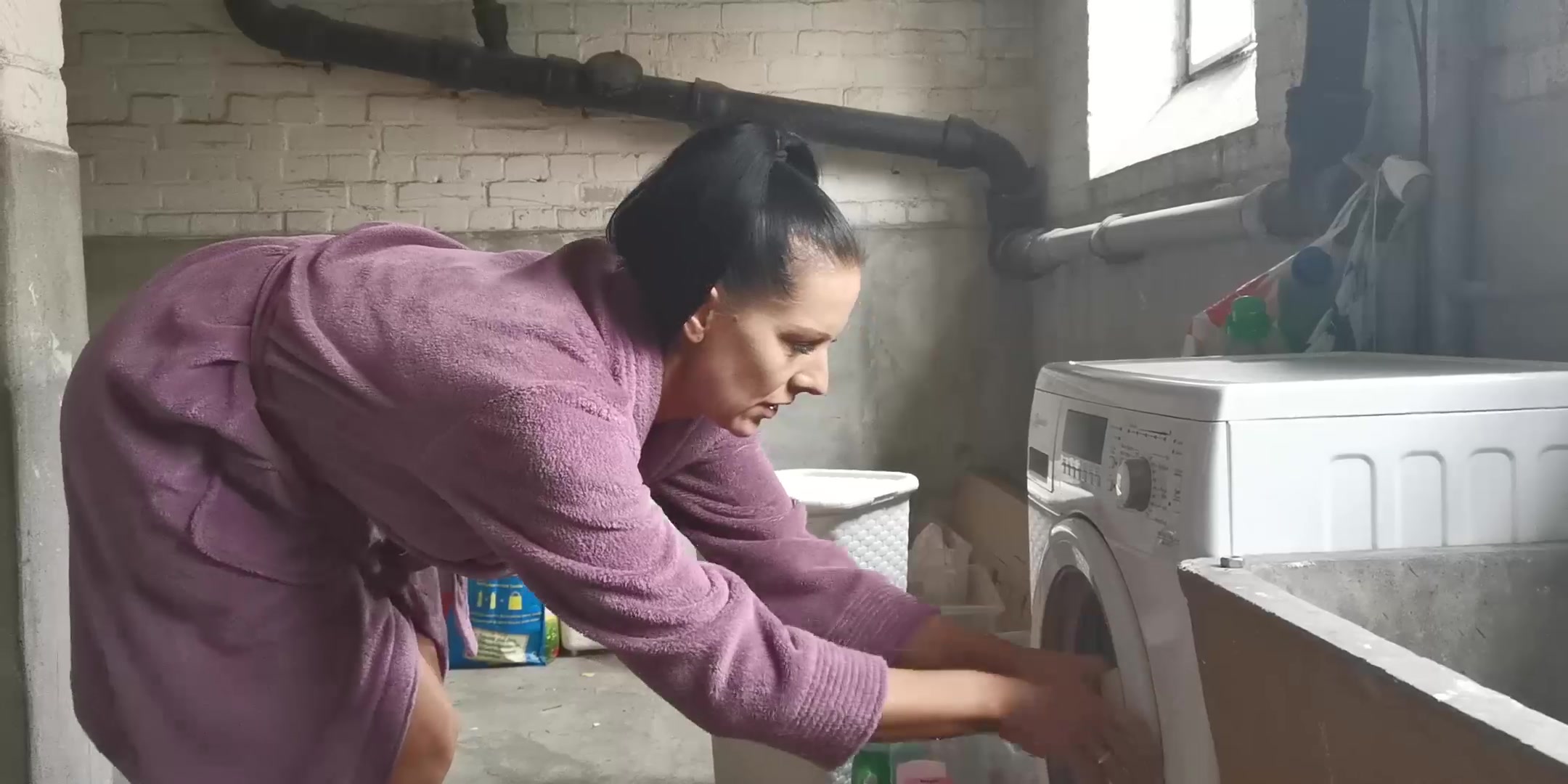 Ich wollte nur schnell die Wäsche aus der Waschmaschine holen und dann pinkeln. Als diese verfickte Tür sich nicht öffnen ließ, hielt ich es nicht mehr aus. Zwar war die Nachbarin auch gerade im Keller, aber das war mir jetzt egal. Ich konnte es einfach nicht mehr halten. Also pisste ich direkt in der Waschküche. Was für eine Erleichterung…