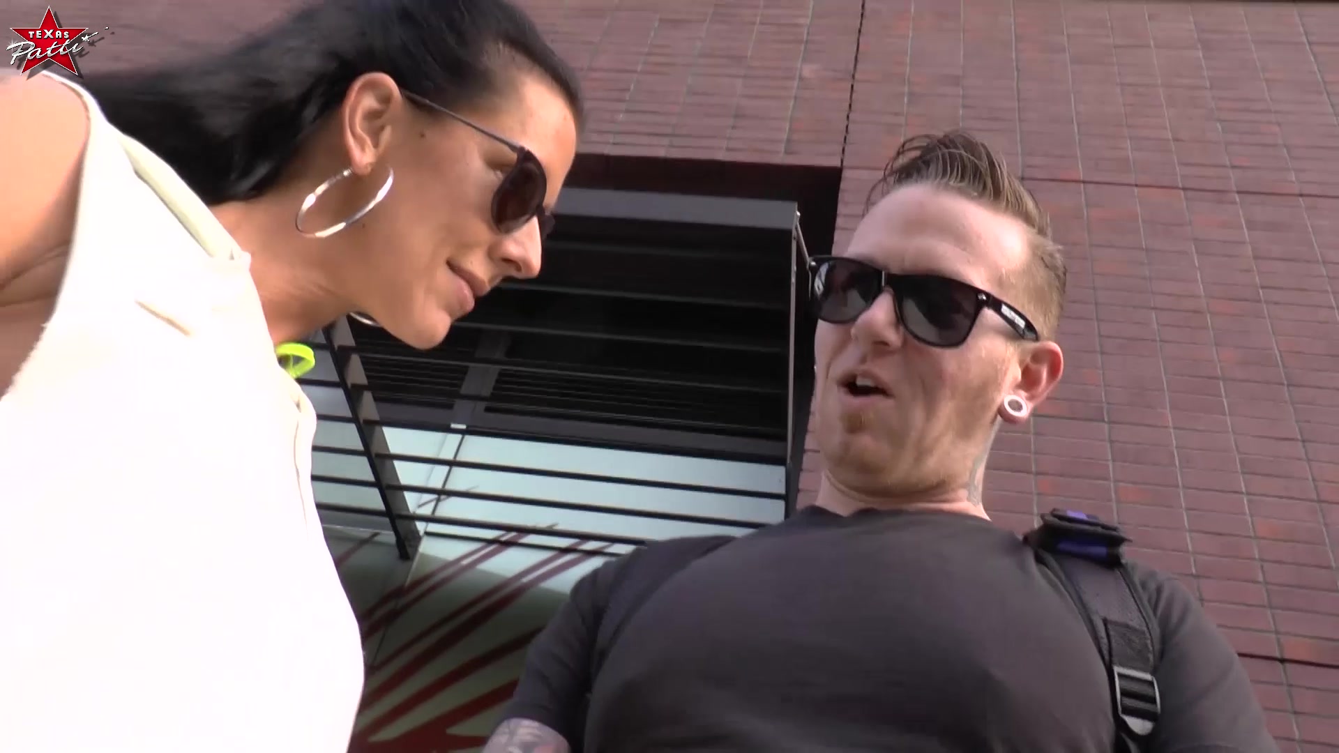 Nachdem ich morgens bereits ordentlich durchgevögelt wurde, hatte ich am Mittag schon wieder Bock. Also runter auf den Hollywood BLV und direkt den ersten Typen angequatscht und mit in mein Appartement genommen. Was soll ich sagen? Der Bursche war ein echter Volltreffer. Geiler Schwanz, flinke Zunge und abgespritzt…. Der Wahnsinn. Ich glaube, bei akuter Unterfickung, werde ich jetzt öfter mal unten auf Männerfang gehen.