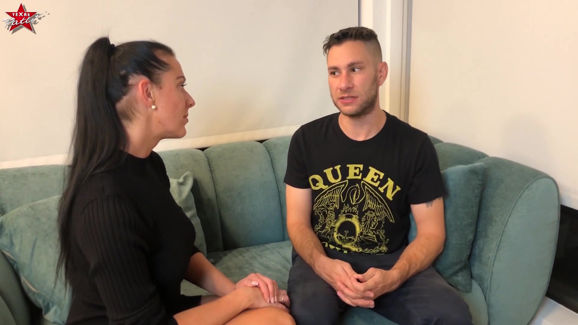 In Los Angeles habe ich einen Freund besucht, der Probleme mit seiner deutschen Freundin hatte, weil er kein deutsch kann. Natürlich helfe ich da gerne und habe mich als Lehrerin angeboten und ihm direkt die „wichtigen“ deutschen Vokabeln beigebracht. Welche das sein könnten… 3x darfst du raten ;)  Ich finde es ja soooo sexy, wenn Amerikaner deutsch reden. Daher dauerte es nicht lange, bis ich die neu erlernten Begriffe mit ihm in die Tat umsetzte. Vom „küssen“ über „blasen“ und „ficken“ bis zum „Sperma“… Alle Vokabeln einprägsam erlernt. Ich sollte wirklich Lehrerin werden. Würdest du dich von mir unterrichten lassen?