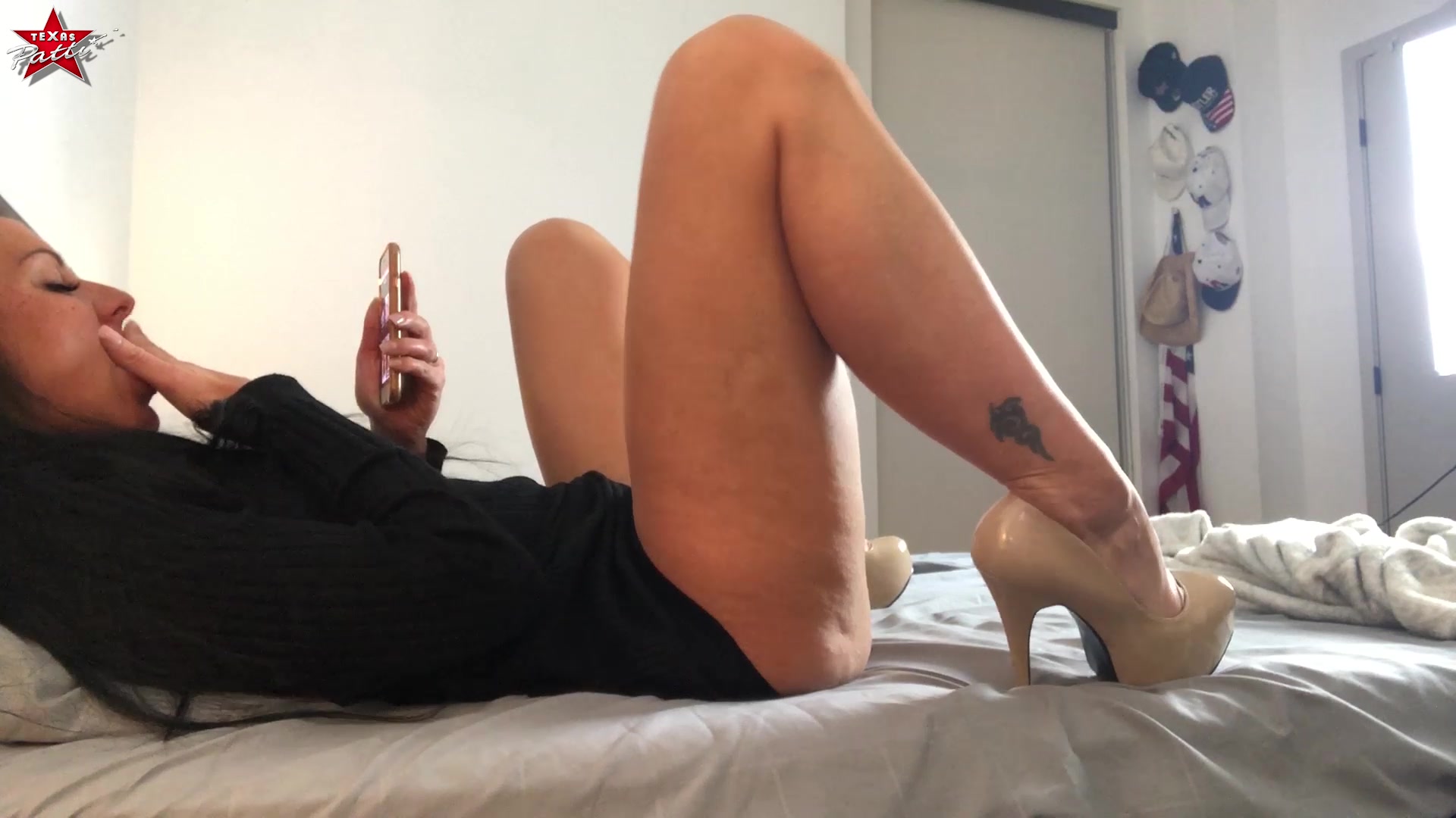 Ich komme nach Hause, lege die Tasche ab und werfe mich aufs Bett. Erstmal ausruhen… Ich spüre, dass meine Fotze und mein Arsch nach Aufmerksamkeit schreien… Auf dem Handy mache ich mir einen Porno an, nehme ein Spielzeug und fange an, es mir selbst zu besorgen. Die Muschi wird immer feuchter und der Fotzenschleim tropft raus. Ich werde immer geiler und spiele mir mit den Fingern an meinem Arschloch. Wie geil wäre es jetzt, einen echten Schwanz im Arsch zu haben… Ich nehme einen Vibrator dazu und schiebe ihn mir langsam in mein enges Arschloch. Dabei bearbeite ich meinen Kitzler mit dem anderen Toy. Immer schneller und schneller… Ich komme gleich… Dann explodiere ich bei einem heftigen multiplen Orgasmus…